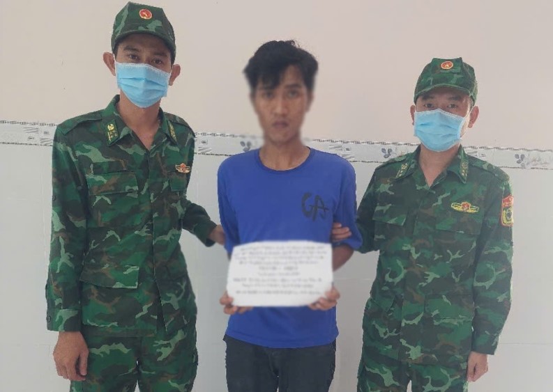 T bị bắt quả tang tàng trữ ma túy trái phép. Ảnh: Biên phòng cung cấp