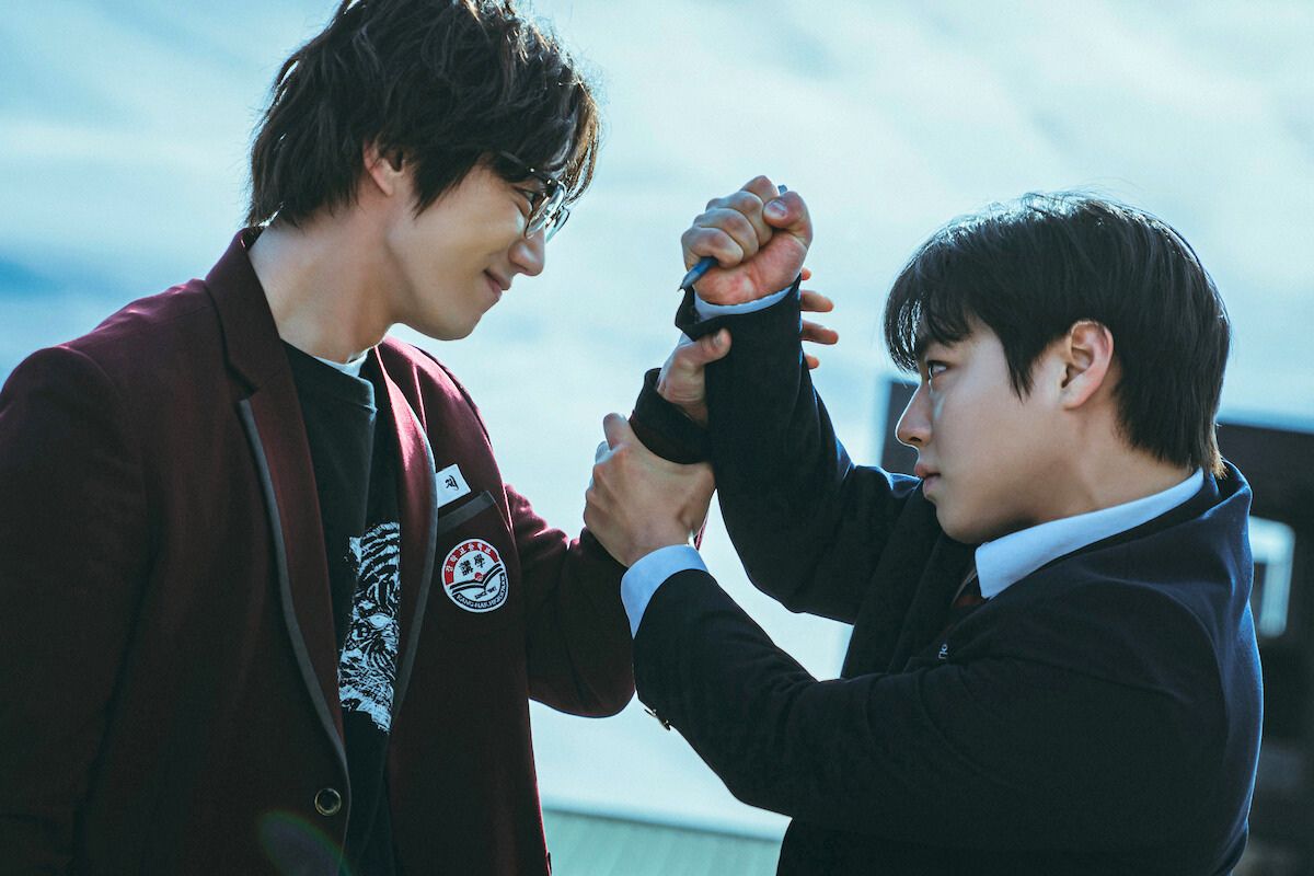 Lee Jun Young and Park Ji Hoon face off in "The Weak Hero 2". Photo: Netflix