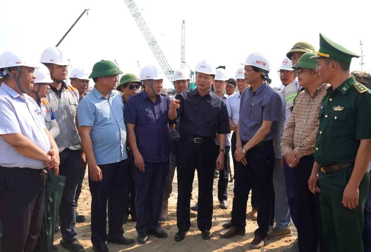 Deputy Prime Minister Tran Hong Ha directed at the inspection of key projects in Quang Tri province. Photo: Tien Nhat