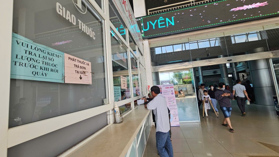 People buy medicine at the Central Highlands General Hospital. Photo: Thanh Quynh