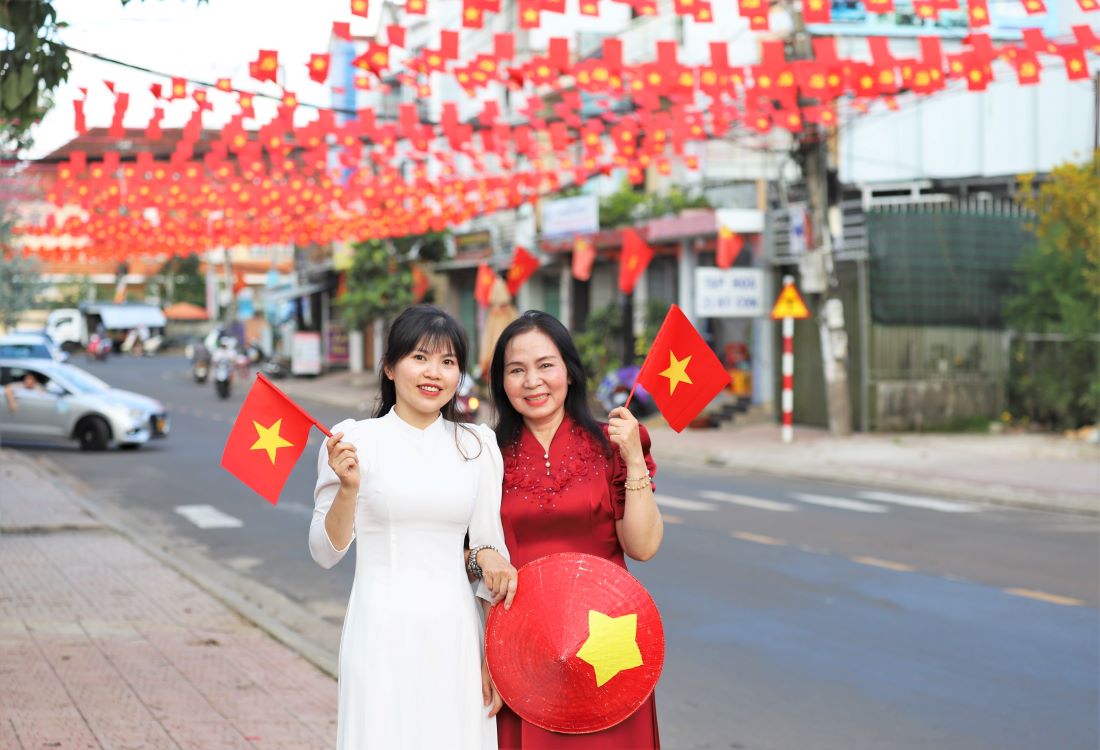 Nguoi dan hao huc chup anh luu niem voi la co To quoc. Anh: Lam Hong