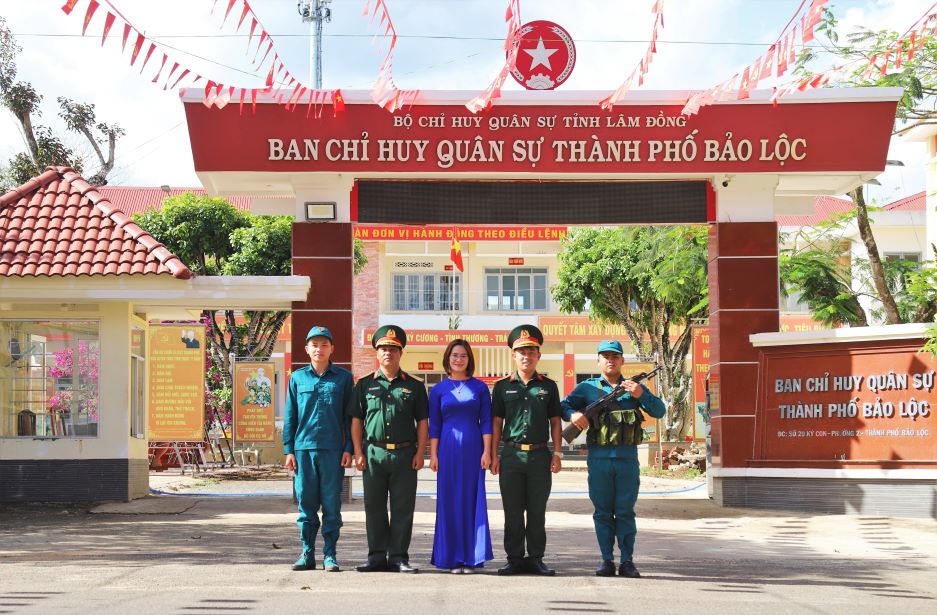 Co To quoc duoc trang hoang tren tuyen duong di qua Ban Chi huy quan su TP Bao Loc.  Anh: Lam Hong