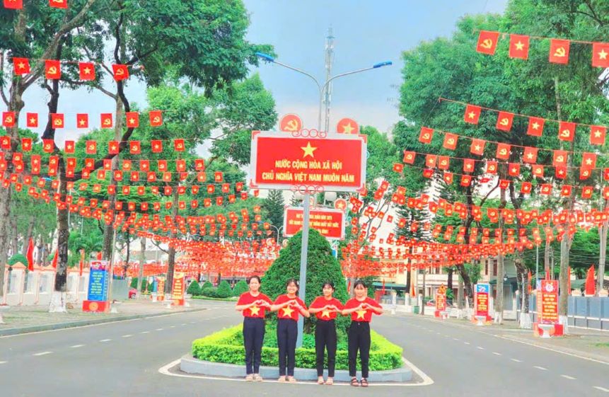 Cac ban tre chup anh duoi nhung la co To quoc. Anh: Lam Hong
