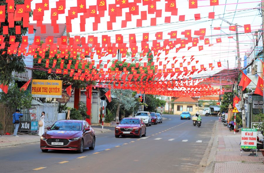 Co To quoc duoc trang tri tren nhieu tuyen duong o Lam Dong. Anh: Lam Hong