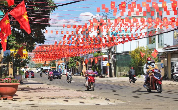 Nguoi dan di duoi duong co To quoc. Anh: Lam Hong