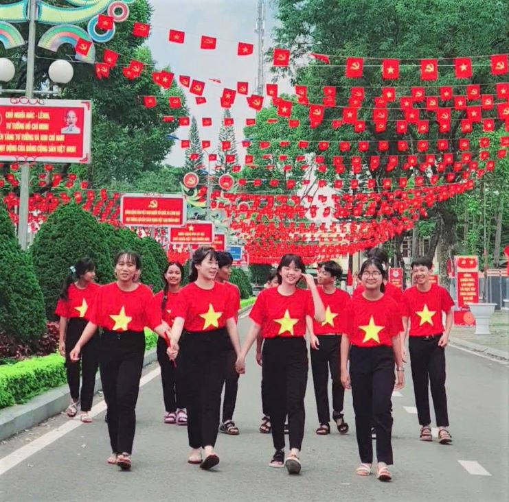 Cac ban tre tu hao chup luu niem ben duong co To quoc. Anh: Lam Hong