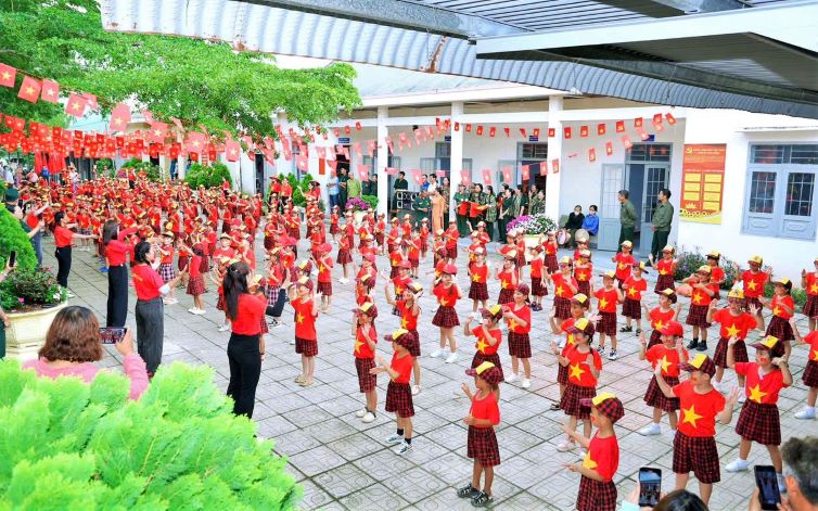 Cac em hoc sinh sinh hoat trong khuon vien truong rop bong co. Anh: Lam Hong