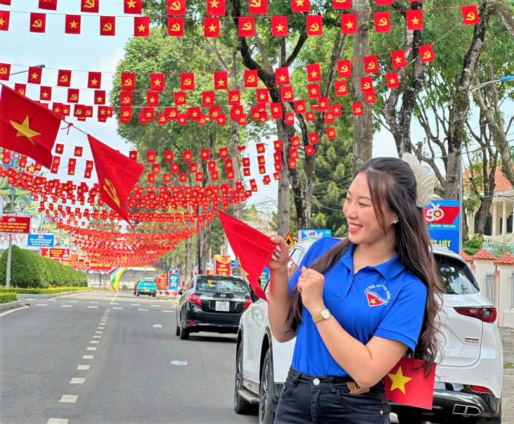 Mot ban nu mac ao doan chup anh ben duong co To quoc. Anh: Lam Hong