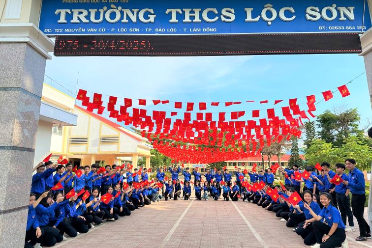 Ngoi truong trang hoang nhieu co To quoc. Anh: Lam Hong