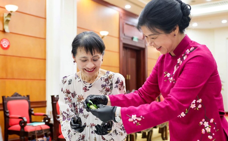 The General Secretary's wife and the Japanese Prime Minister's wife experience making green rice cake. Photo: Ministry of Foreign Affairs