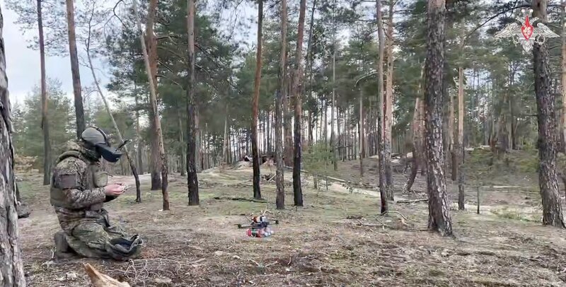 Los soldados rusos manejan un avion no tripulado FPV. Imagen: cortada de un video del Ministerio de Defensa ruso