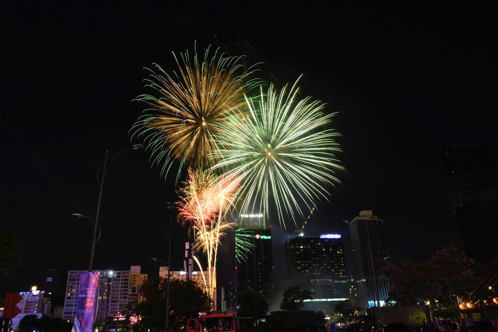 Dung 21h45, tran dia phao hoa gom 600 qua phao hoa tam cao cung 90 gian phao hoa tam thap duoc ban len khong trung. Man ban phao hoa keo dai 15 phut sang ruc mot goc troi Ha Noi.