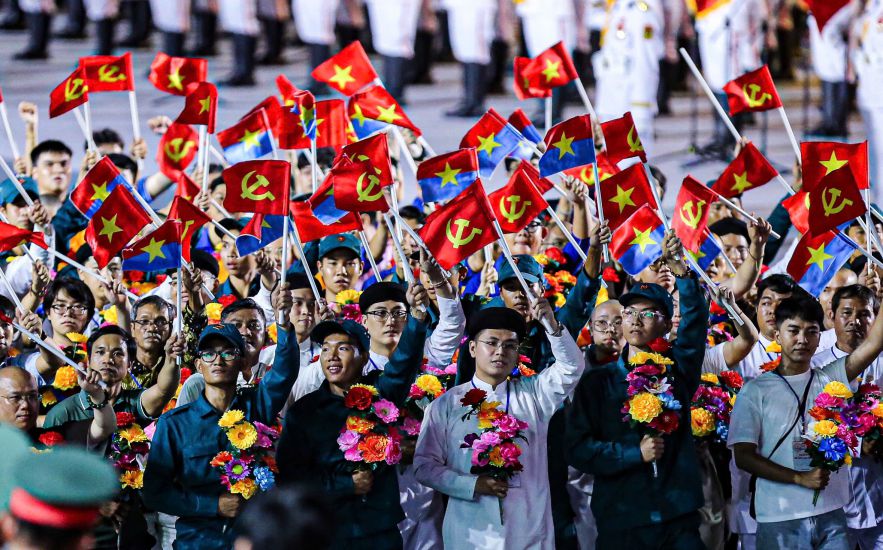 Cada miembro de la marcha se enorgullece de estar presente en este historico evento que celebra los 50 años del Dia de la Liberacion del Sur, que unifico al pais. Imagen de la pelicula