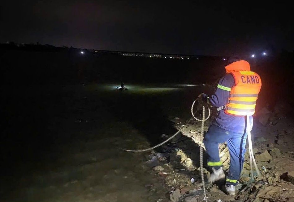 El cuerpo de un niño de la comunidad de Quang Tan murio ahogado. El hombre feliz