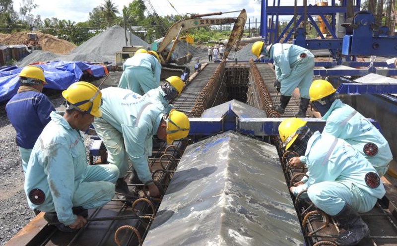 Workers constructing the bridge girder. Photo: Ta Quang