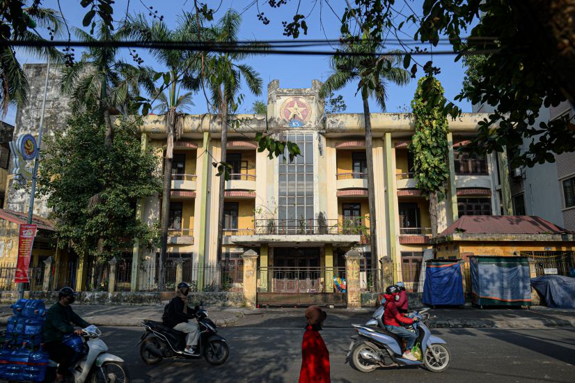 Situado en el numero 32 de la calle To Hieu (distrito de Ha Tinh, Ha Noi), este area fue anteriormente la sede de la Inspeccion. Sin embargo, durante muchos años este edificio ha estado abandonado, siempre en estado de cerradura y bloqueo. Imagen de la ciudad de Phnom Penh