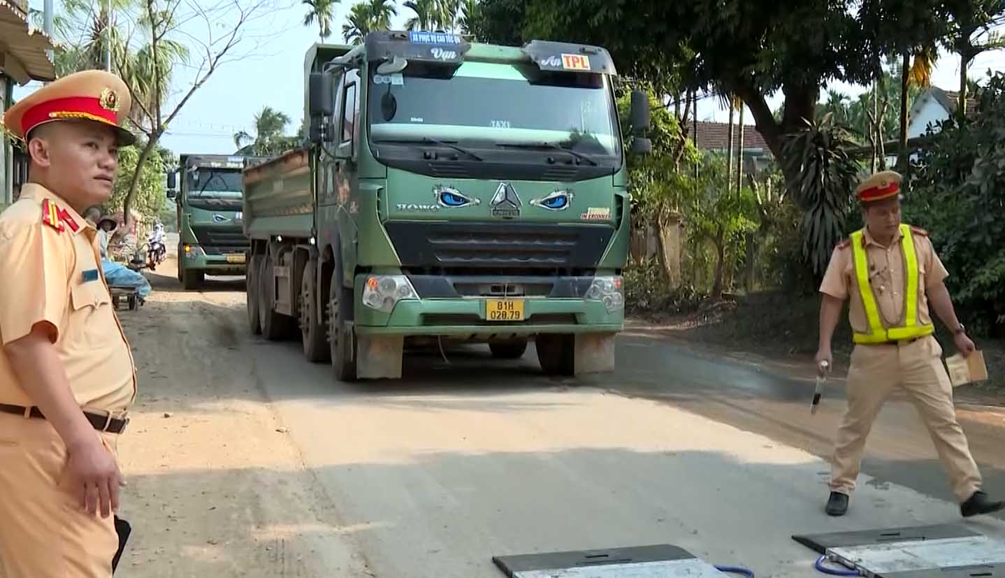 Phong Canh sat giao thong, Cong an tinh Quang Ngai tang cuong tuan tra kiem soat, ngan chan cac xe cho dat phong nhanh, vuot au. Anh: Vien Nguyen.