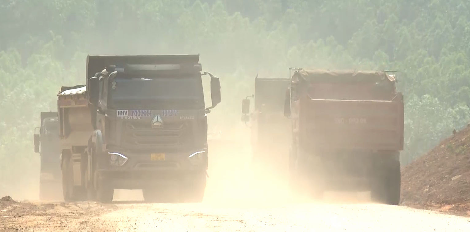 Tierras que transportan automoviles para carreteras que corren con grosor paso por el distrito de Nghia Hanh, provincia de Quang Ngai. Foto: Vien Nguyen