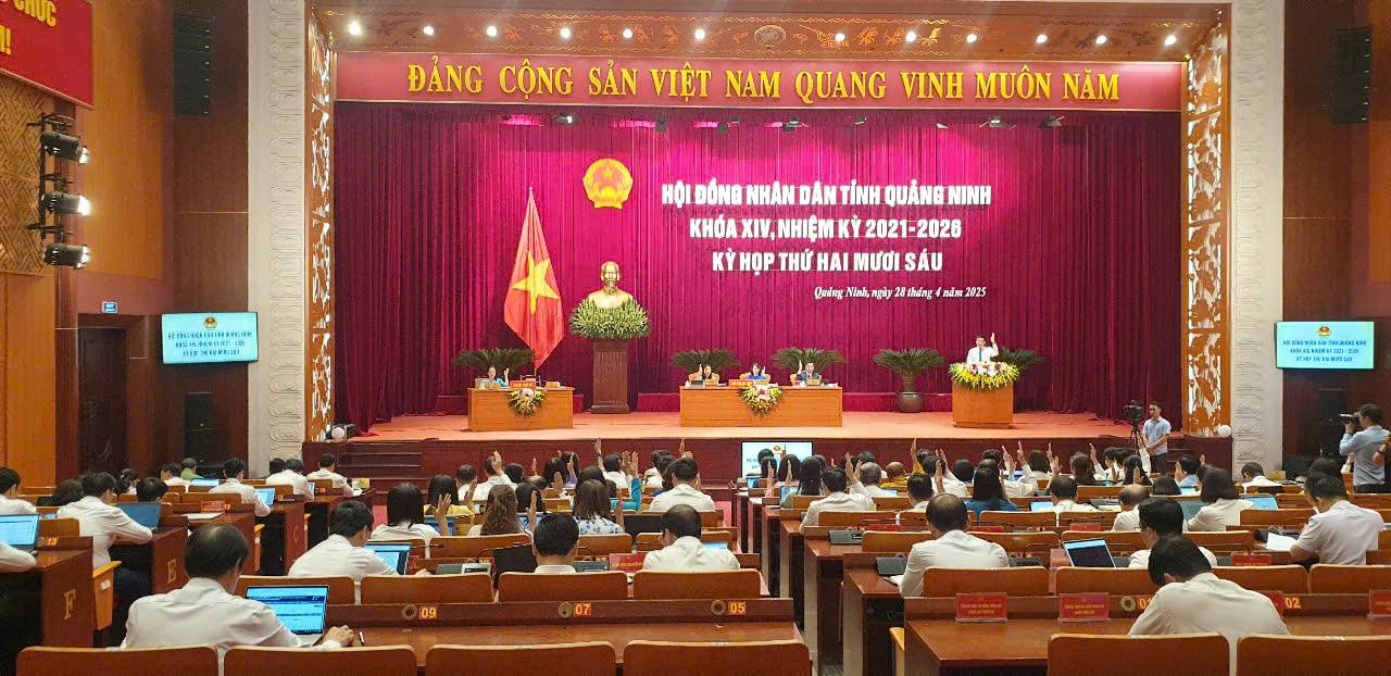 The People's Council of Quang Ninh province passed a Resolution approving the policy of arranging commune-level administrative units in the morning session of April 28. Photo: Nguyen Hung