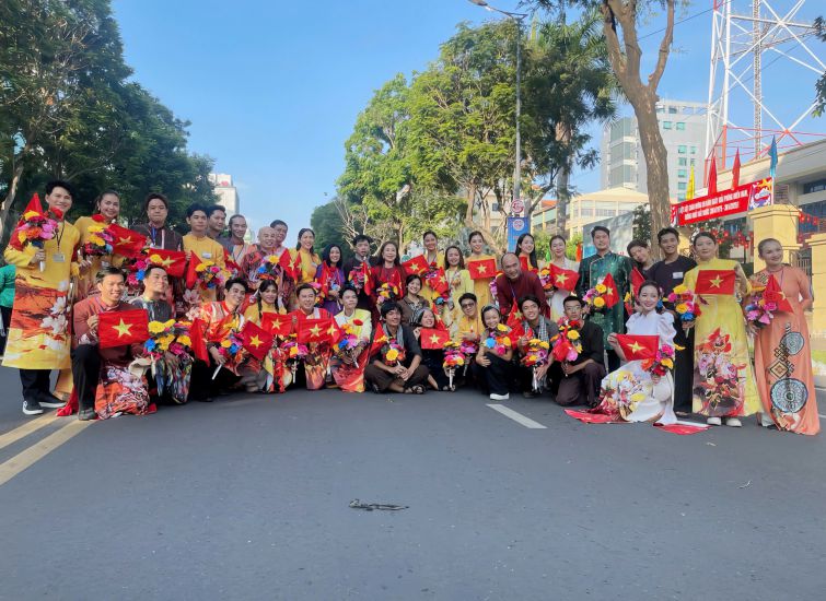 Los artistas se han presentado en la ceremonia de inauguracion del 30 de abril. Imagen: proporcionada por los medios de comunicacion de Sen Vang