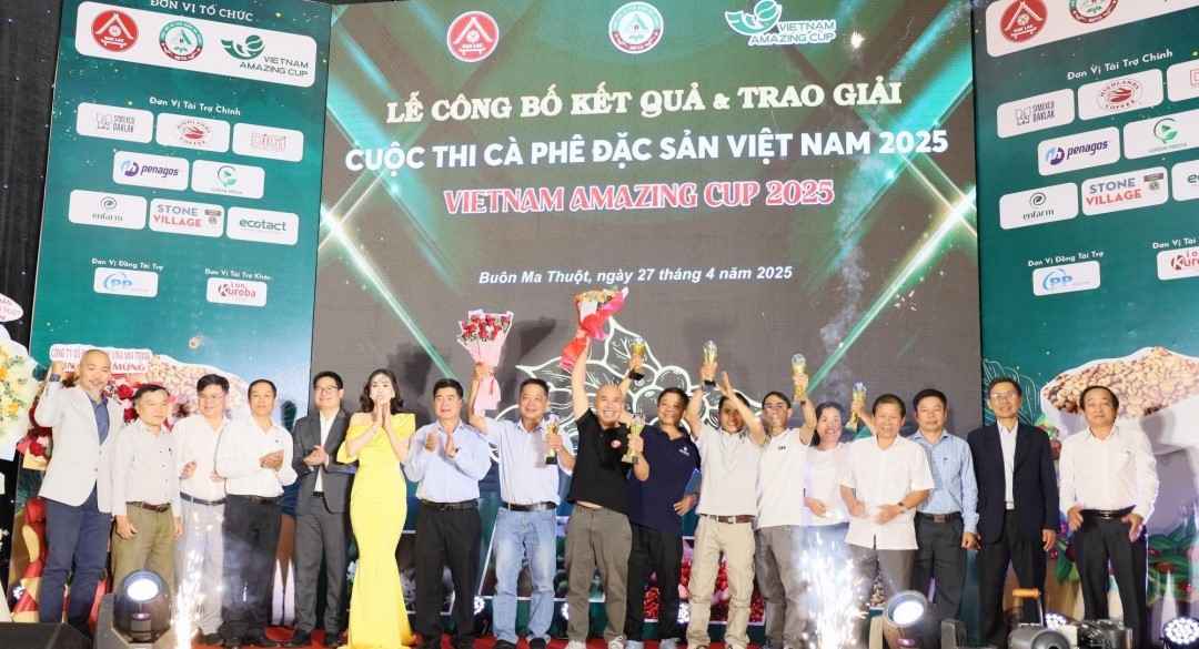 Honrar a las unidades con muestras de cafe que obtuvieron el premio superior del Concurso de Cafe Especializado de Vietnam 2025. Imagen: Enseñanza