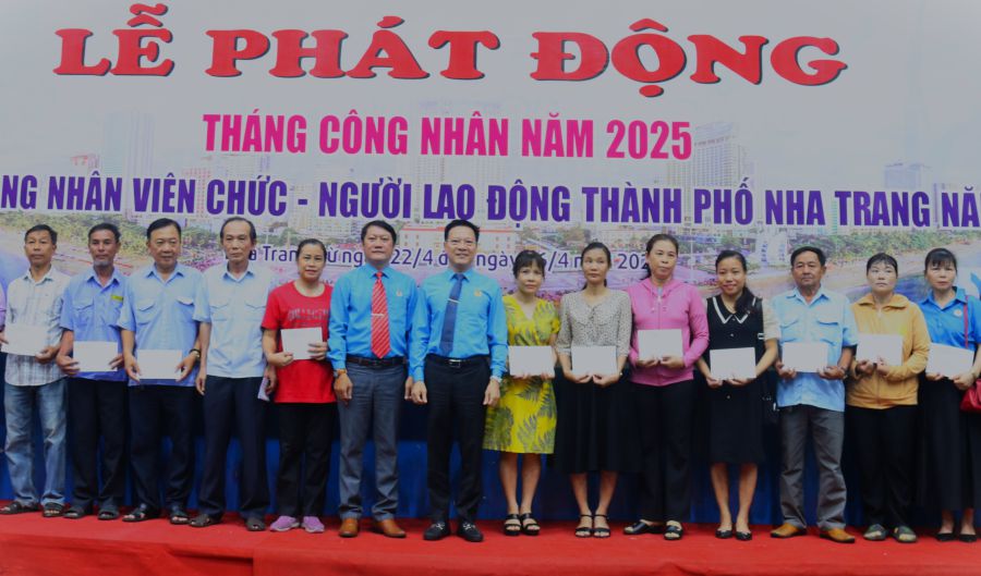Leaders of Nha Trang City Labor Federation presented gifts to support union members and workers at the launching ceremony of Workers' Month 2025. Photo: Phuong Linh