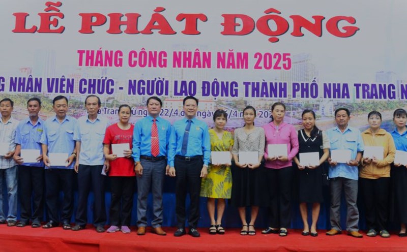 Leaders of Nha Trang City Labor Federation presented gifts to support union members and workers at the launching ceremony of Workers' Month 2025. Photo: Phuong Linh