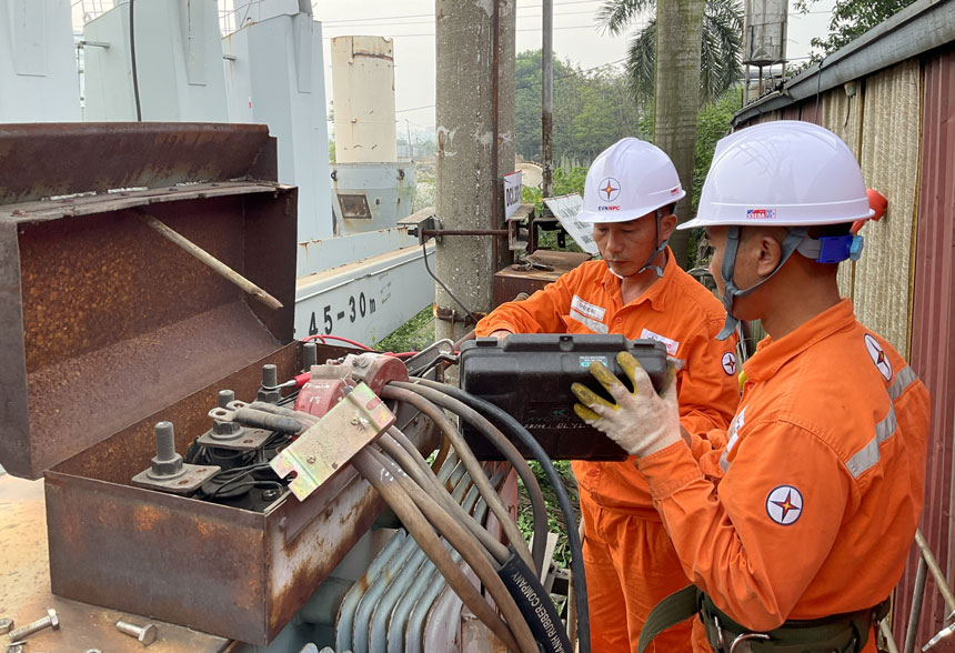 Nhân viên điện lực kiểm tra hệ thống cấp điện trên địa bàn. Ảnh: EVN Vĩnh Phúc
