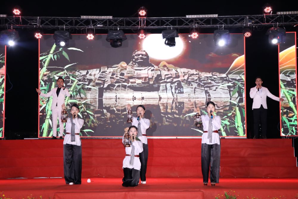 Da Nang organizo el programa artistico "Orgulloso de una franja de rio". Imagen: En el corazon