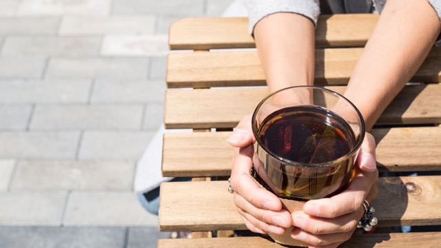 Beber te verde ayuda a prevenir el deterioro del colageno de manera efectiva. Imagen: El sueño