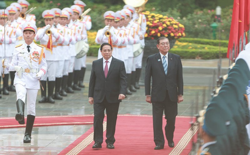 Politburo member, Prime Minister Pham Minh Chinh and Japanese Prime Minister Ishiba Shigeru approved the honor guard. Photo: Hai Nguyen