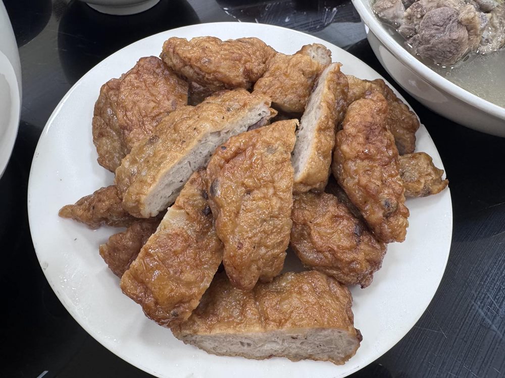 Cha vit sau khi chien co mui thom hap dan, ngon nhat la khi an nong. Anh: Linh Boo