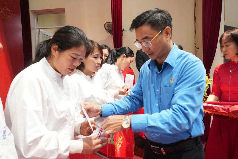 El Sr. Nguyen Chanh Pha - Presidente de la Asociacion de Trabajadores de Yen Bai - entrego regalos a los trabajadores, trabajadores en condiciones dificiles. Imagen de la pagina web de la Universidad de Hong Kong