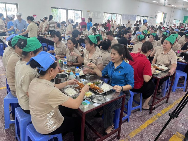 El sindicato de los parques industriales de la provincia de Vinh Phuc se asocia con las empresas para mejorar la calidad de las comidas de los trabajadores. Imagen de An Vi