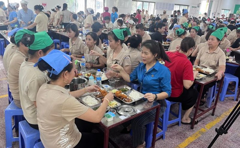 The Trade Union of Vinh Phuc Industrial Parks coordinates with enterprises to improve the quality of shift meals for workers. Photo: An Vi
