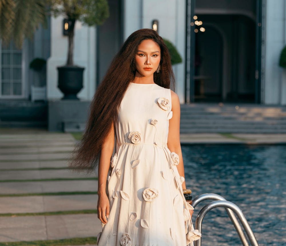 La señorita H'Hen Nie es la estrella del desfile de moda del diseñador Doan Chiang. Imagen de la pagina