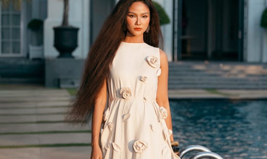 Hoa hậu H'Hen Niê làm vedette cho show thời trang của nhà thiết kế Đỗ Mạnh Cường. Ảnh: Kiếng Cận