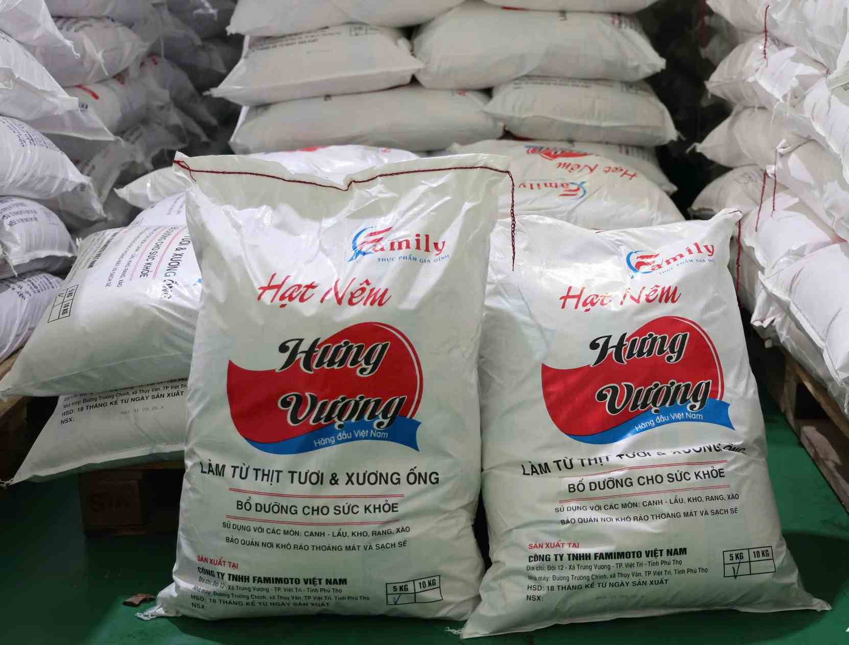 During the search, the police discovered and temporarily detained more than 71,000 liters of cooking oil, about 40 tons of fake MSG, 22 tons of seasoning seeds, and 9 tons of fake soup flour. Photo: Provided by Phu Tho Provincial Police