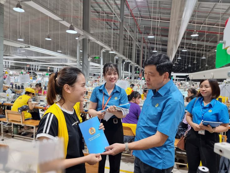 El presidente de la LADD provincial Nghe An Kha Van Tam visito y entrego regalos a los trabajadores. Imagen de la ciudad de Quang Dai