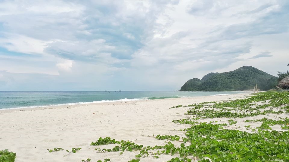 Bãi biển Minh Châu. Ảnh: Nguyễn Mạnh Hùng