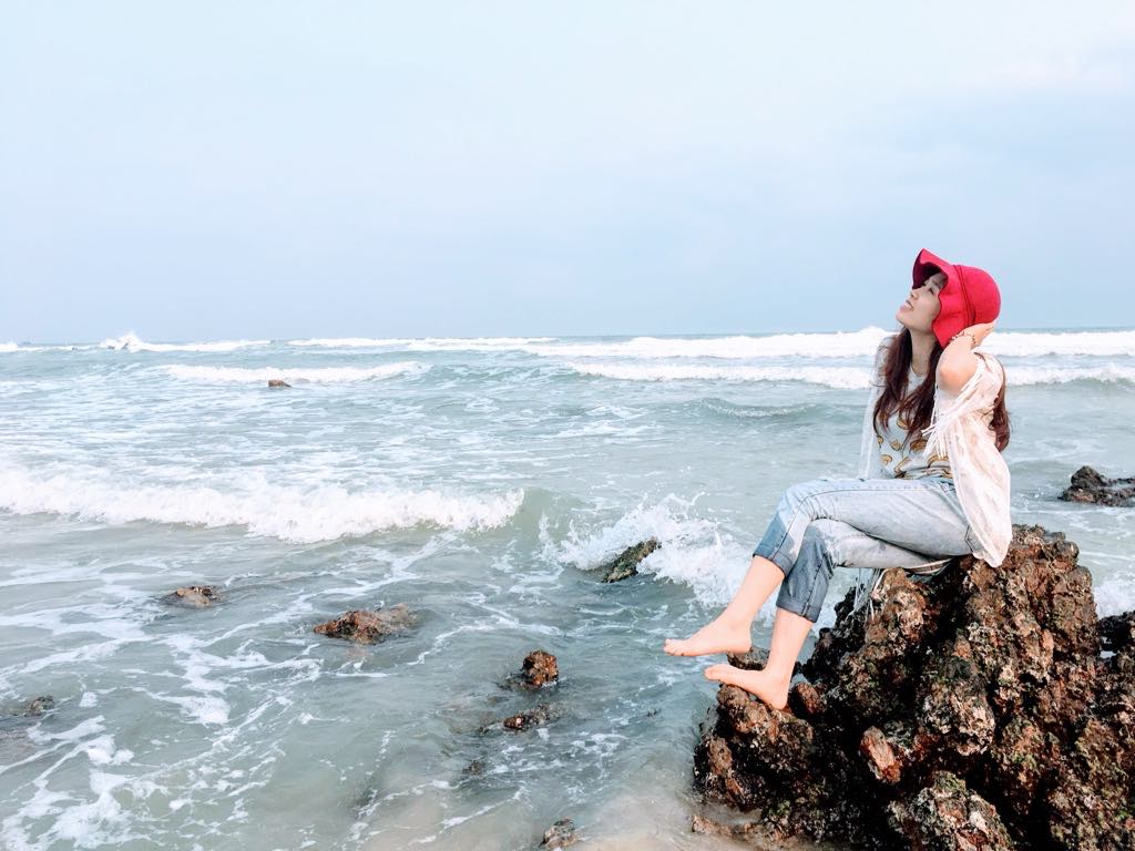 Khu vực Bãi đá Tình Yêu sóng khá lớn, đua nhau xô vào những những hòn đá cuội đủ hình dáng, kích thước nằm trên bờ biển. Ảnh: Linh Boo