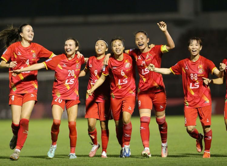 El club femenino de la ciudad de Hubei, China, disputo una impresionante competencia en el estadio de Asia. Imagen de la pelicula