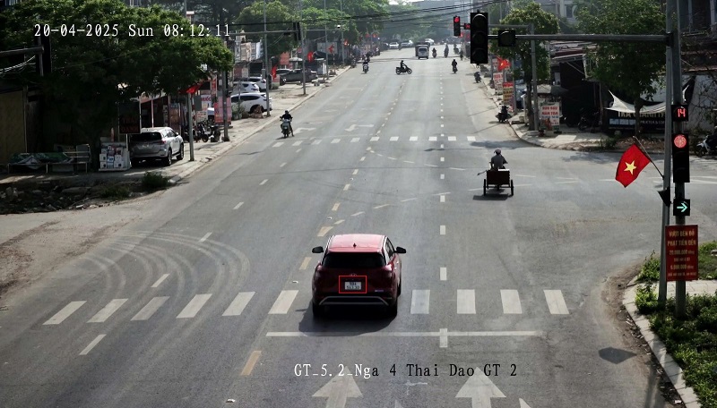 Los vehiculos que cruzan una luz roja en el cruce de Tai Dao, distrito de Lanjiang, provincia de Nantong, son castigados con una multa de frio. Foto de la Policia de Baekje