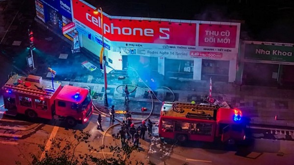 La escena del incendio de una tienda de electronica en el distrito de Han Dong. Imagen de la piedra de madera