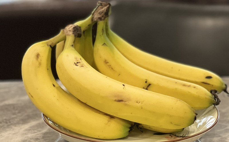 Ripe bananas are one of the foods that are good for the colon. Photo: Quang Minh.