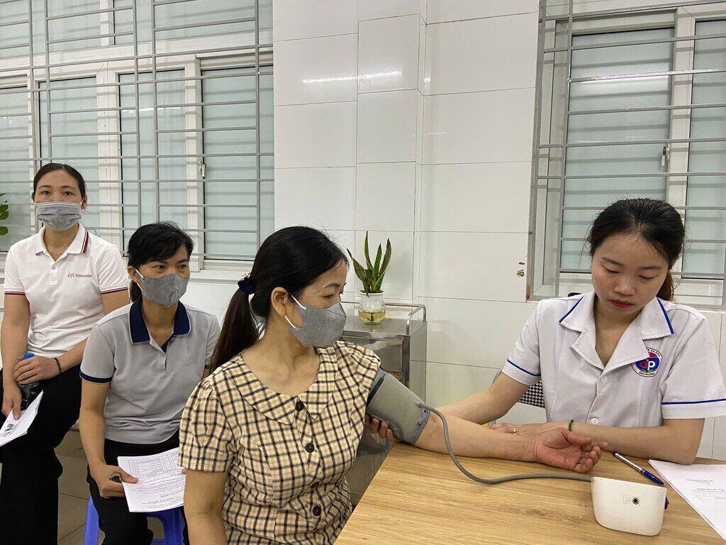 Union members and workers in Dan Phuong district at the free reproductive health check-up and cancer screening program organized by the District Labor Federation. Photo: Hoang Thanh