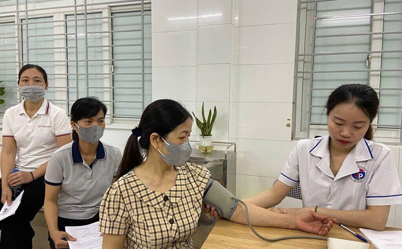 Union members and workers in Dan Phuong district at the free reproductive health check-up and cancer screening program organized by the District Labor Federation. Photo: Hoang Thanh