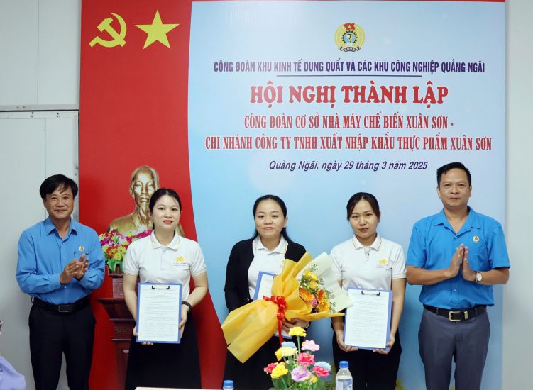 Lideres de la Union de la Union de la Zona Economica de Dung Quat y las zonas industriales de Quang Ngai otorgaron la decision de admitir 
Miembros sindicales y establecimiento de Xuan Son Processing Factory Caderas. Foto: Quoc Chinh