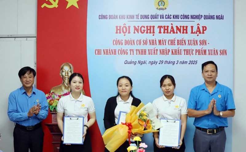 Leaders of the Dung Quat Economic Zone and Quang Ngai Industrial Zones Trade Union presented the Decision to admit union members and establish the Xuan Son Processing Factory Trade Union. Photo: Quoc Chinh