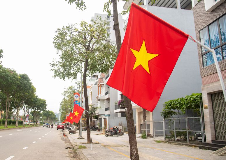 La calle 30 de abril en Danang esta cubierta con banderas nacionales durante las fiestas. Foto: Jornada de las Mujeres